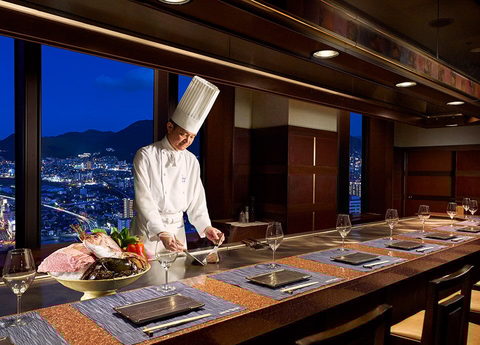 ホテルレストランで味わう「美味しい旅」 旬の食材を使用したシェフ自慢の料理をご提供。心温まるおもてなしとともに、皆様の旅をさらに特別なものに。