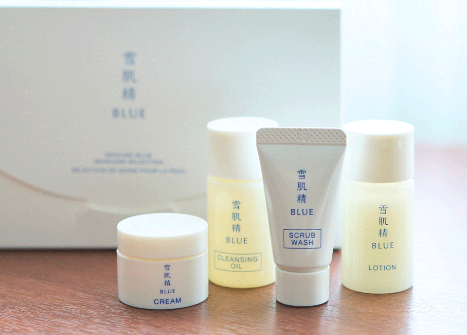 フロア限定アメニティ<br>“雪肌精 BLUE” 透明感とみずみずしさを叶えるスキンケアをご用意。ホテルステイをより快適にお過ごしいただけるよう、上質な使い心地をお届けいたします。