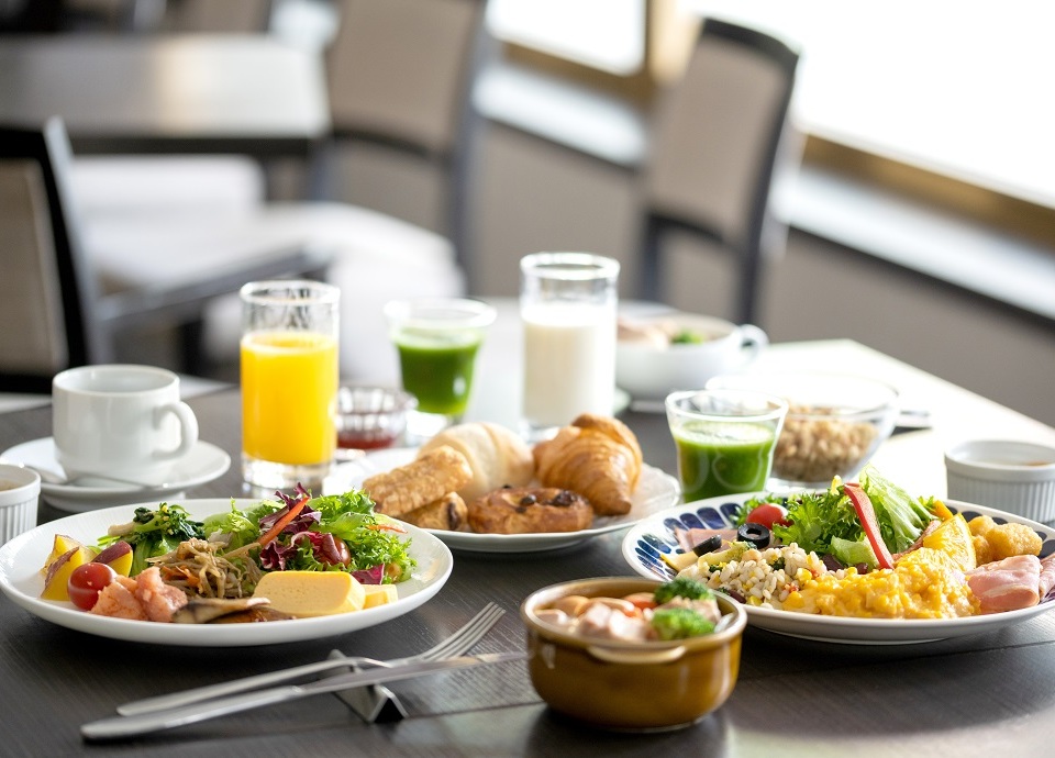 ご朝食＆ドリンクフリー 朝食ビュッフェと客室冷蔵庫のドリンクが無料でご利用いただけます。